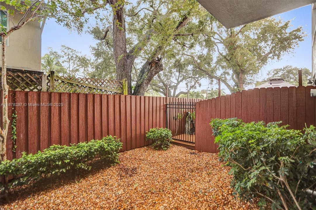 Active With Contract: $3,900 (3 beds, 3 baths, 2008 Square Feet)