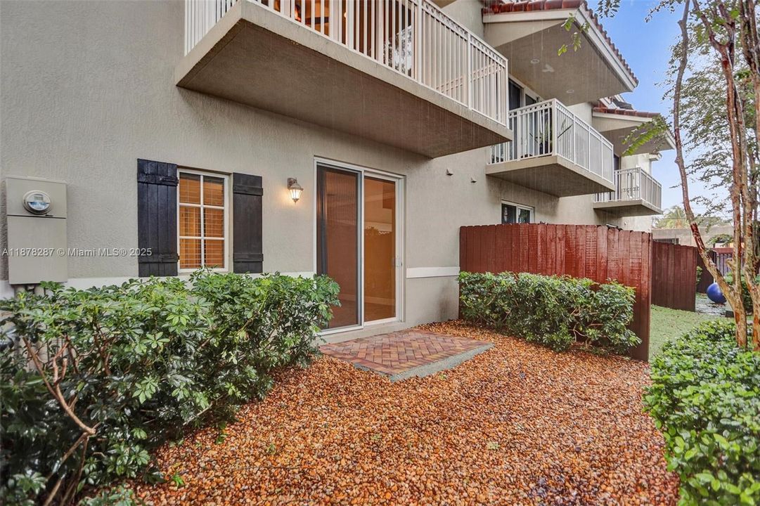 Active With Contract: $3,900 (3 beds, 3 baths, 2008 Square Feet)