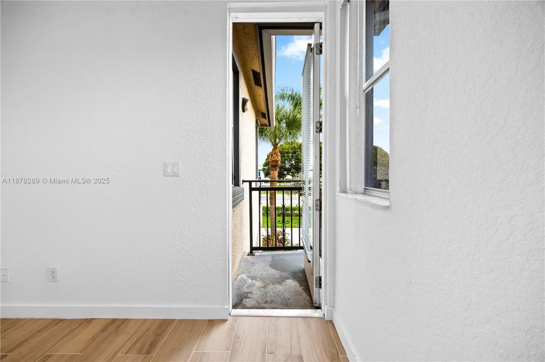 合同活跃: $3,390 (4 贝兹, 2 浴室, 1950 平方英尺)