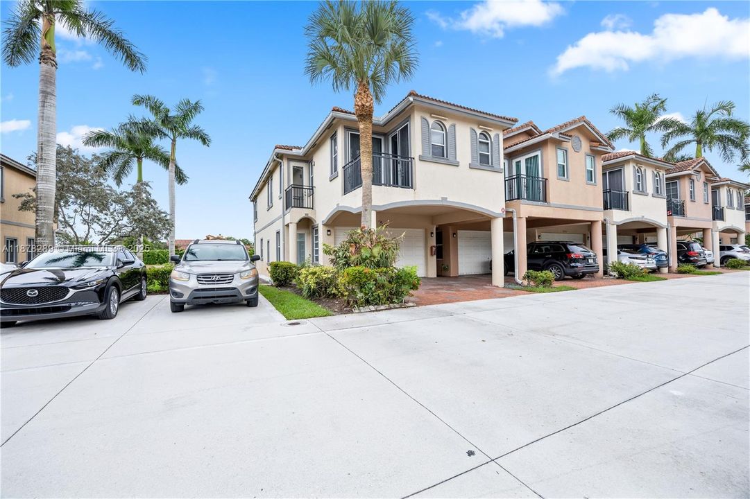 合同活跃: $3,390 (4 贝兹, 2 浴室, 1950 平方英尺)