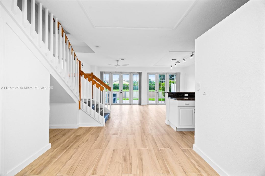 合同活跃: $3,390 (4 贝兹, 2 浴室, 1950 平方英尺)