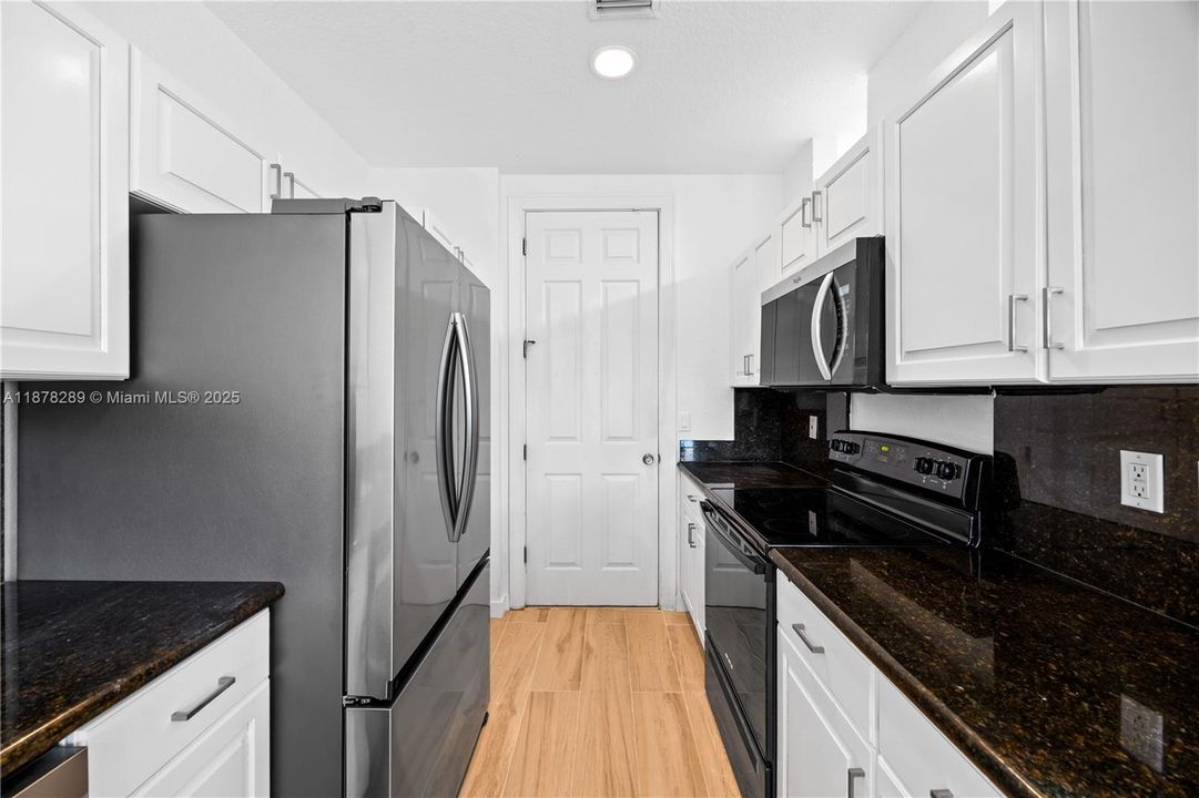 合同活跃: $3,390 (4 贝兹, 2 浴室, 1950 平方英尺)