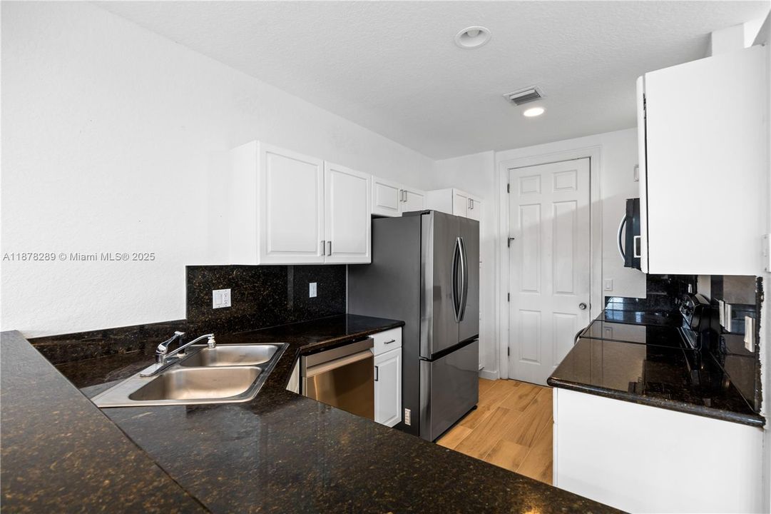 合同活跃: $3,390 (4 贝兹, 2 浴室, 1950 平方英尺)