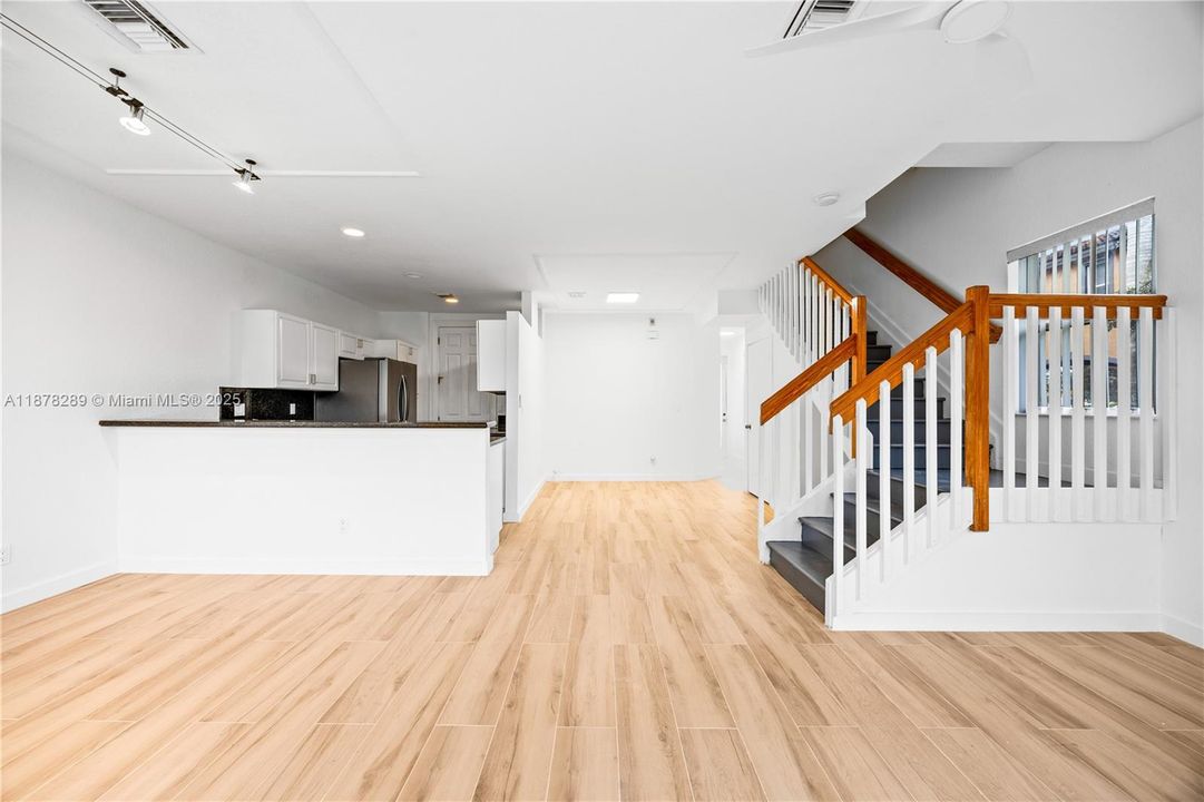 合同活跃: $3,390 (4 贝兹, 2 浴室, 1950 平方英尺)