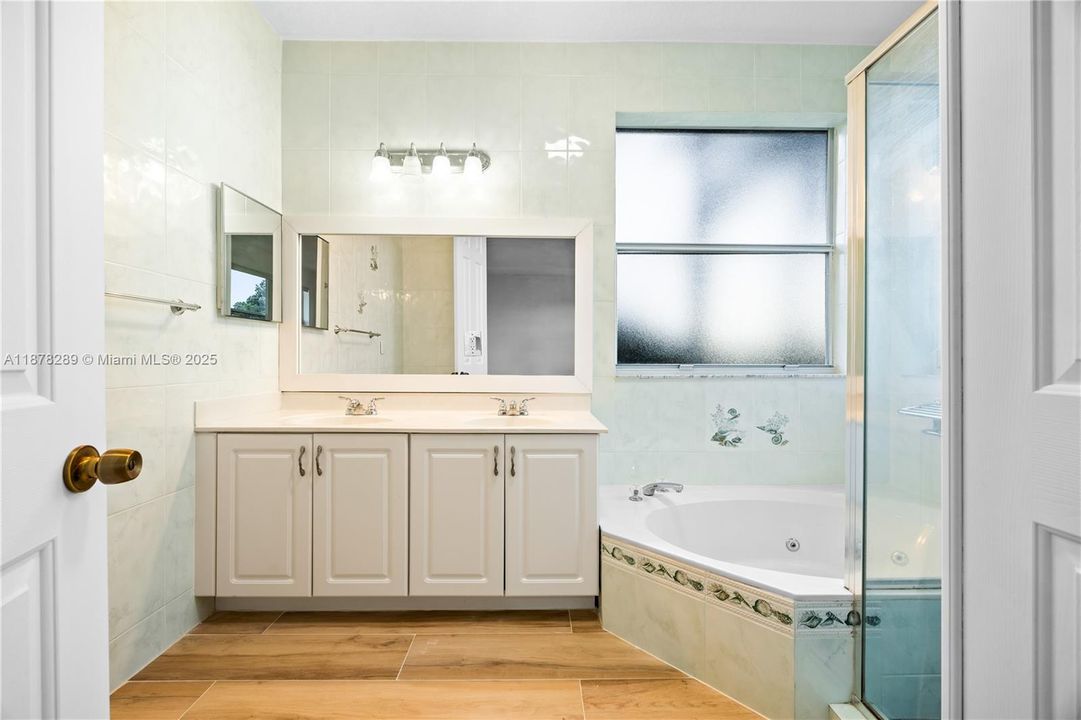 合同活跃: $3,390 (4 贝兹, 2 浴室, 1950 平方英尺)