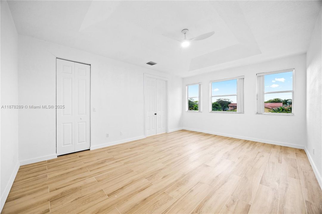 合同活跃: $3,390 (4 贝兹, 2 浴室, 1950 平方英尺)