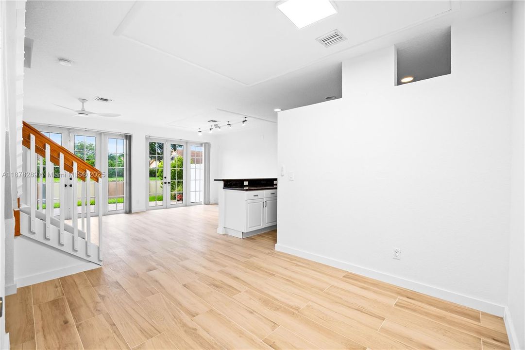 合同活跃: $3,390 (4 贝兹, 2 浴室, 1950 平方英尺)