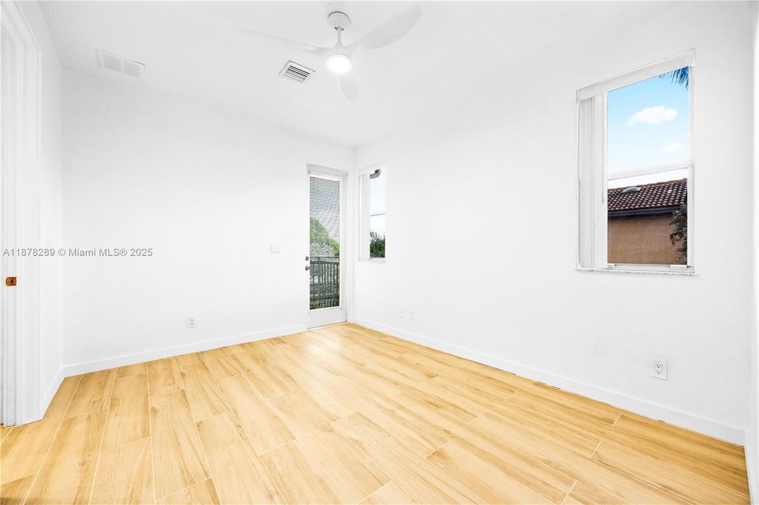 合同活跃: $3,390 (4 贝兹, 2 浴室, 1950 平方英尺)