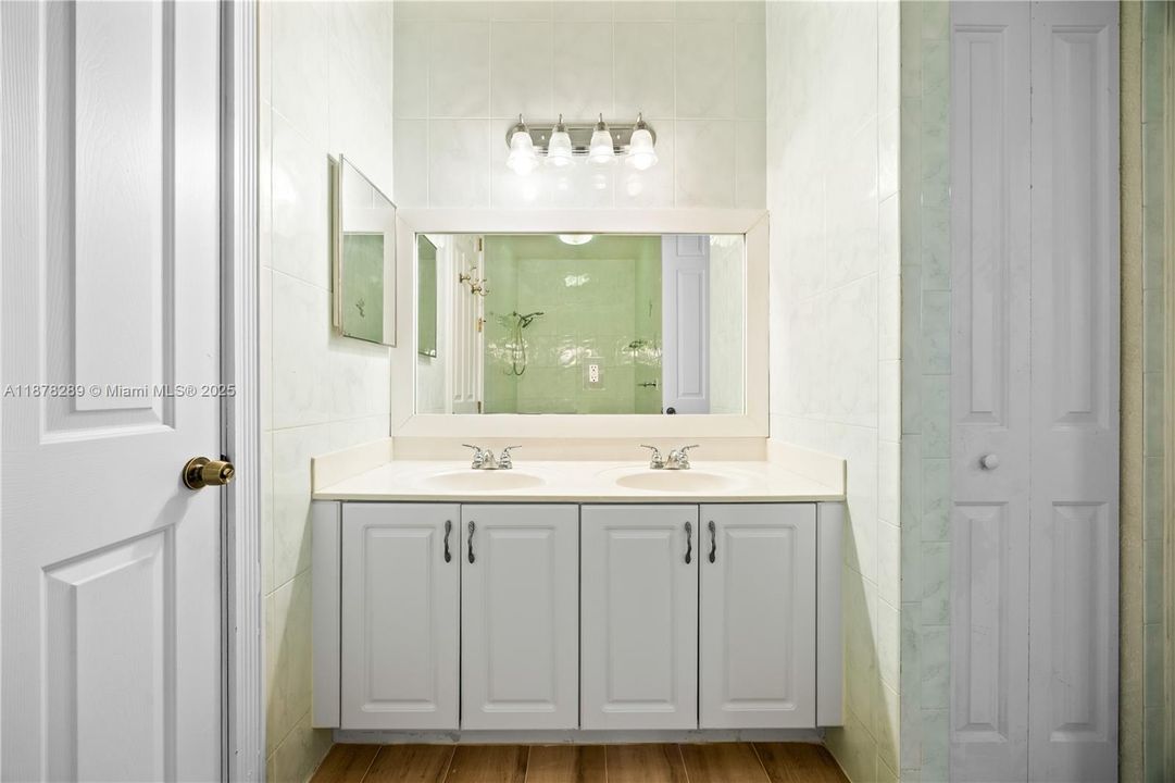 合同活跃: $3,390 (4 贝兹, 2 浴室, 1950 平方英尺)