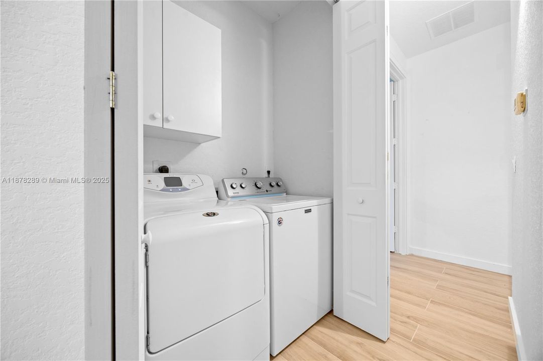 合同活跃: $3,390 (4 贝兹, 2 浴室, 1950 平方英尺)