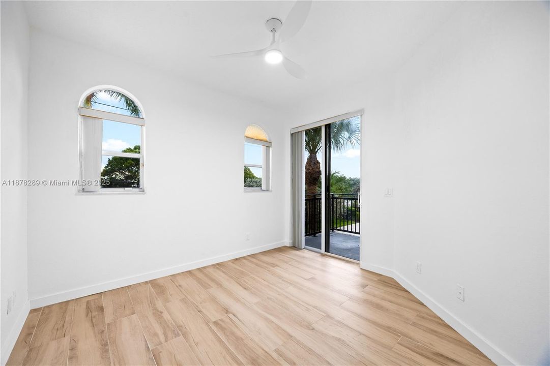 合同活跃: $3,390 (4 贝兹, 2 浴室, 1950 平方英尺)