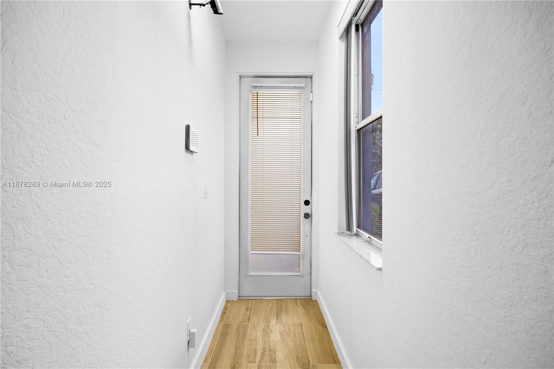 合同活跃: $3,390 (4 贝兹, 2 浴室, 1950 平方英尺)