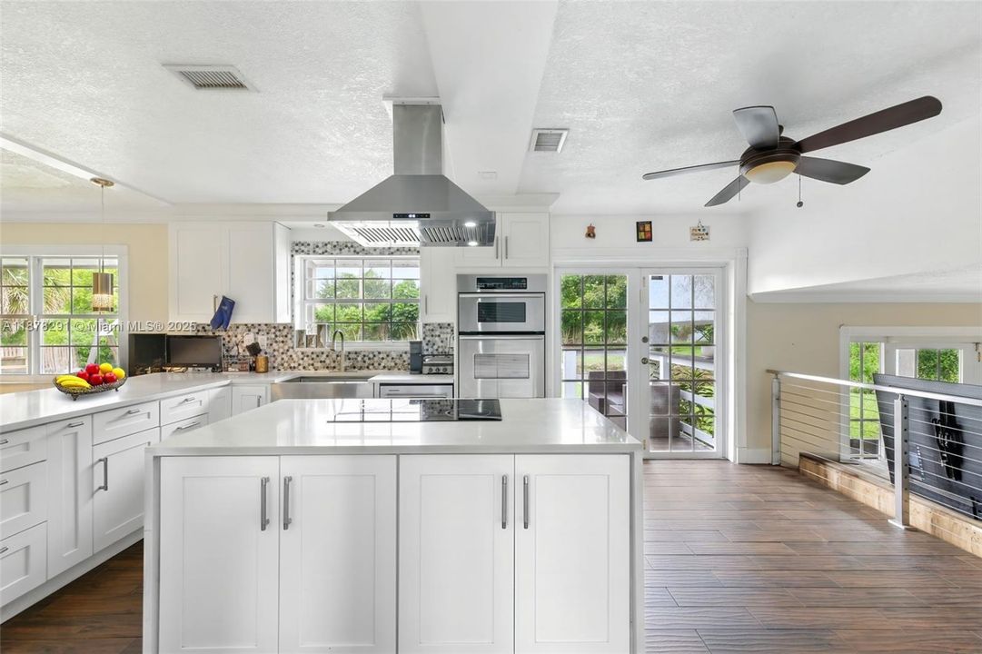 Под контрактом: $869,000 (4 спален, 2 ванн, 2487 Квадратных фут)