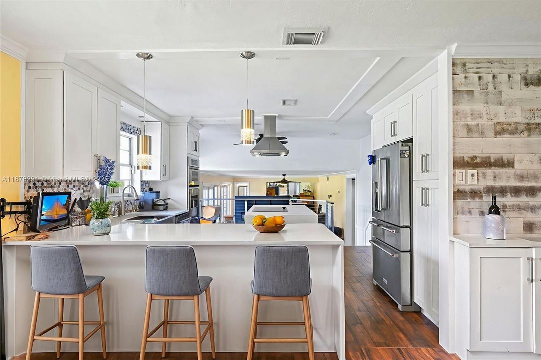 Под контрактом: $869,000 (4 спален, 2 ванн, 2487 Квадратных фут)