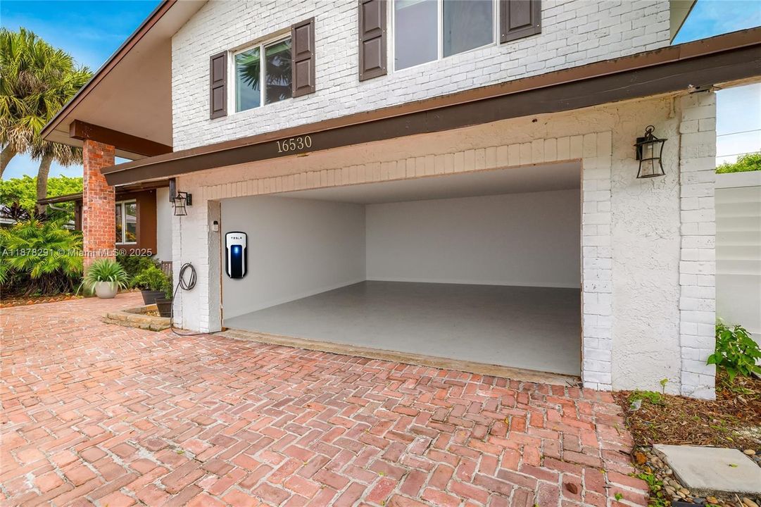 Под контрактом: $869,000 (4 спален, 2 ванн, 2487 Квадратных фут)