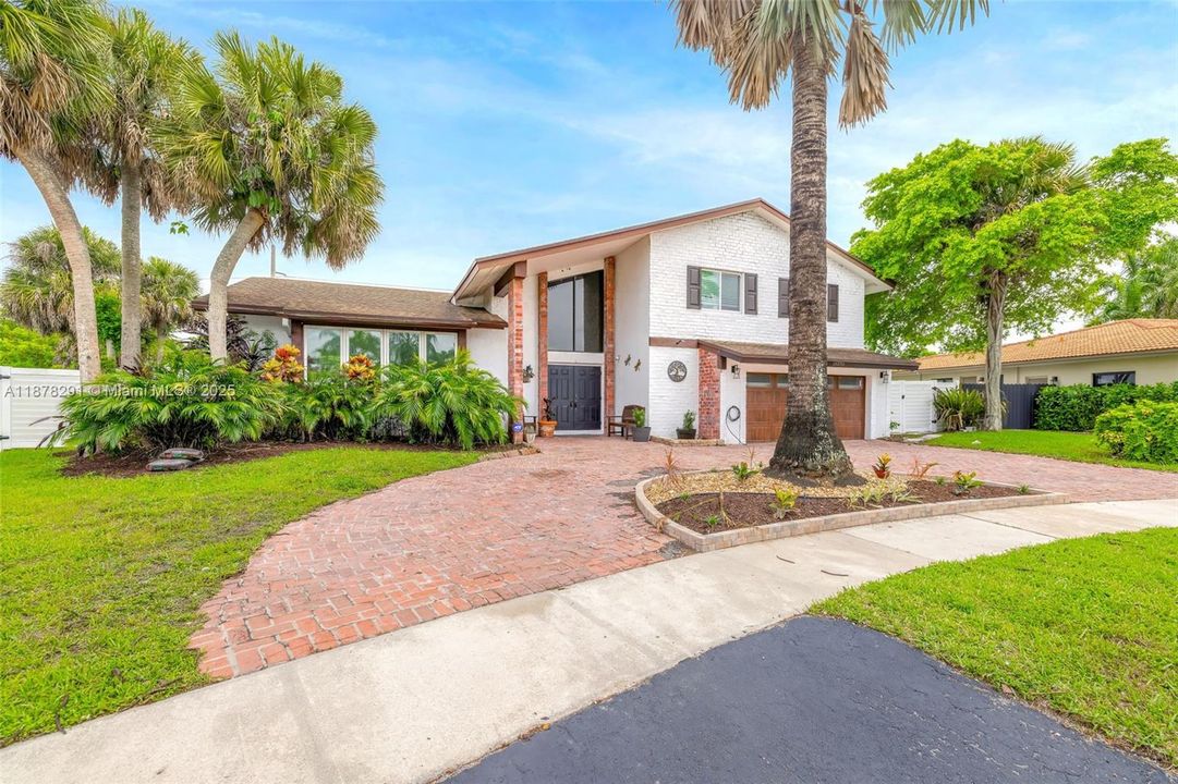 Под контрактом: $869,000 (4 спален, 2 ванн, 2487 Квадратных фут)