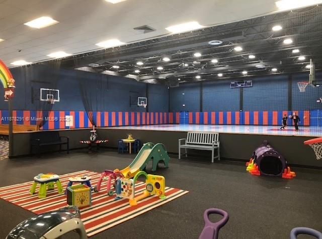 Под контрактом: $869,000 (4 спален, 2 ванн, 2487 Квадратных фут)