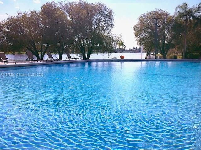 Под контрактом: $869,000 (4 спален, 2 ванн, 2487 Квадратных фут)