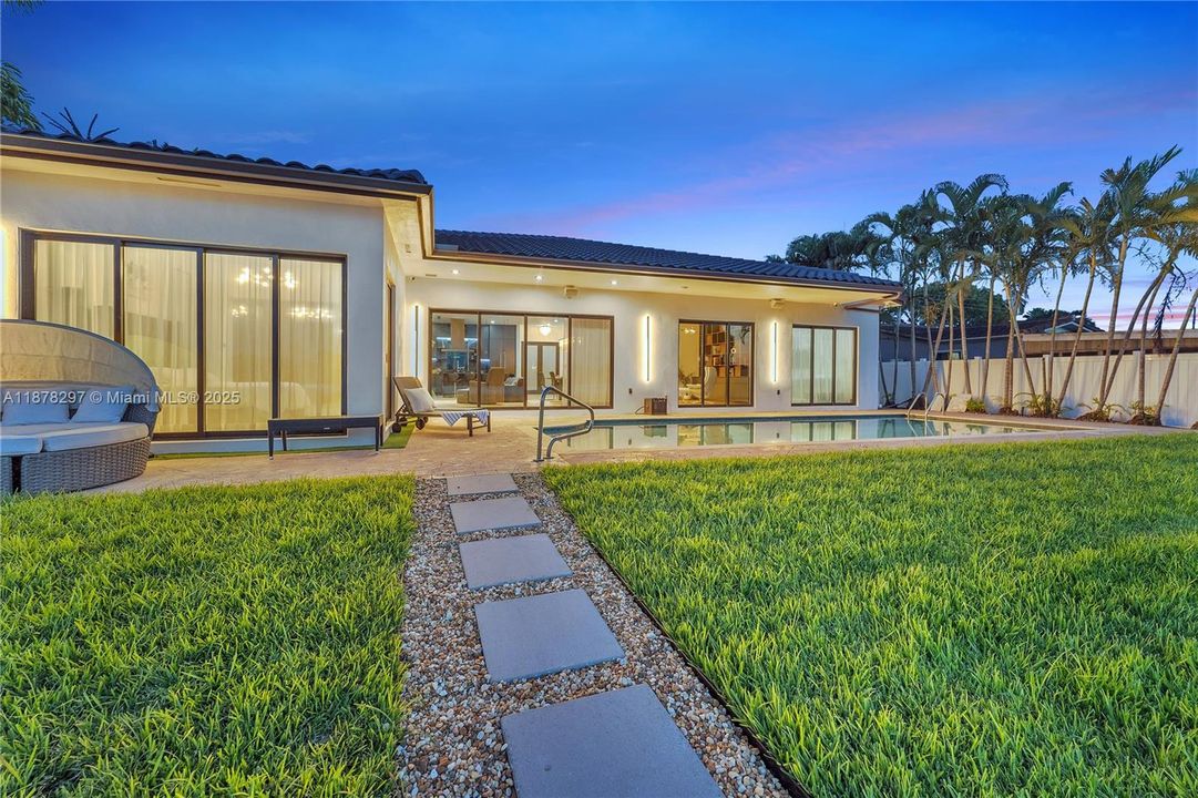 Active With Contract: $12,000 (3 beds, 3 baths, 3000 Square Feet)