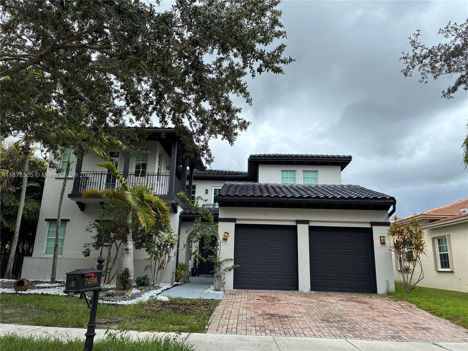 待售: $1,295,000 (6 贝兹, 4 浴室, 3810 平方英尺)