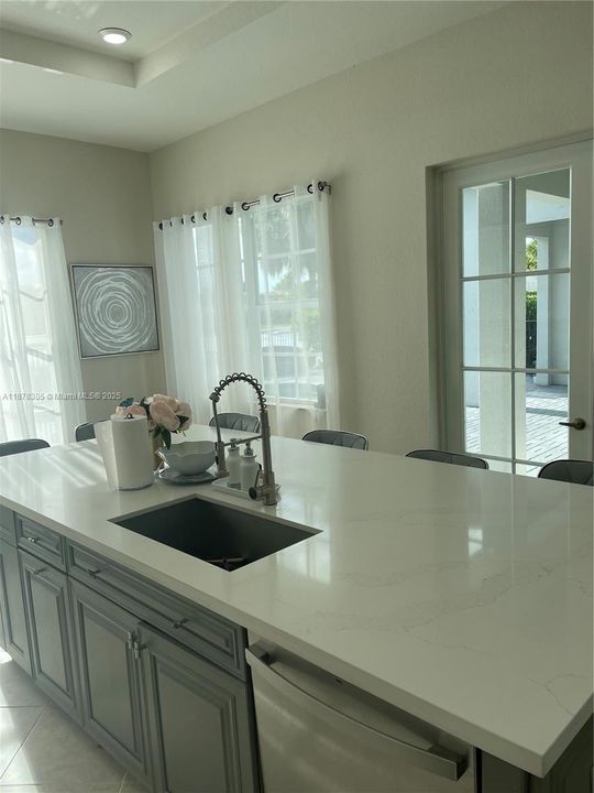 待售: $1,295,000 (6 贝兹, 4 浴室, 3810 平方英尺)