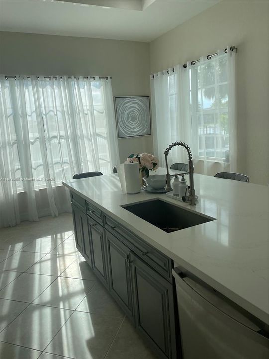 待售: $1,295,000 (6 贝兹, 4 浴室, 3810 平方英尺)