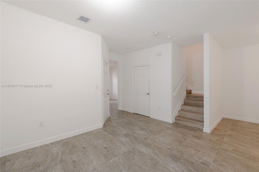 出租: $3,400 (3 贝兹, 2 浴室, 1468 平方英尺)