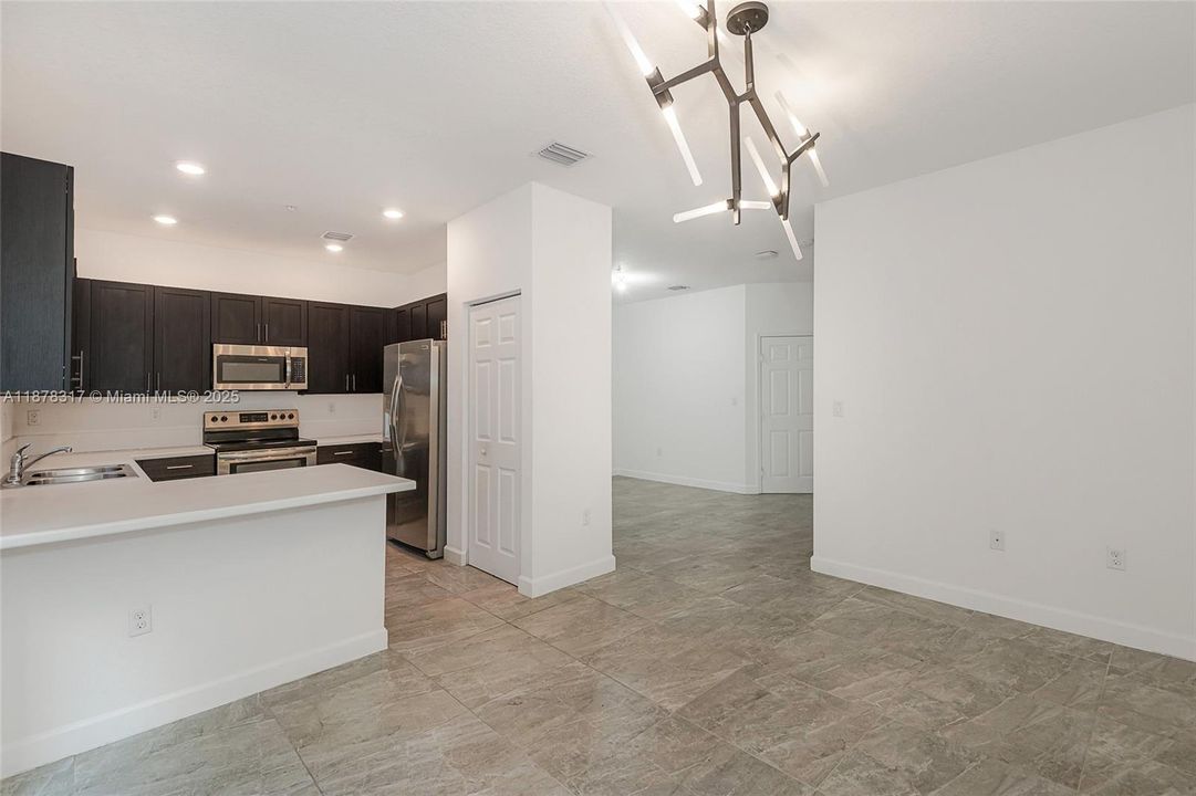 出租: $3,400 (3 贝兹, 2 浴室, 1468 平方英尺)