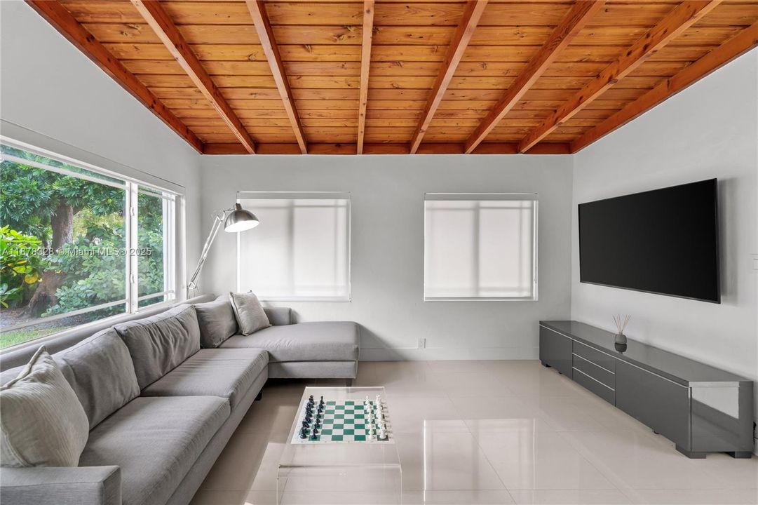 En Venta: $1,295,000 (3 camas, 2 baños, 1869 Pies cuadrados)