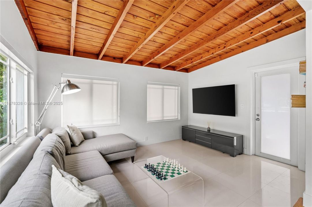 En Venta: $1,295,000 (3 camas, 2 baños, 1869 Pies cuadrados)