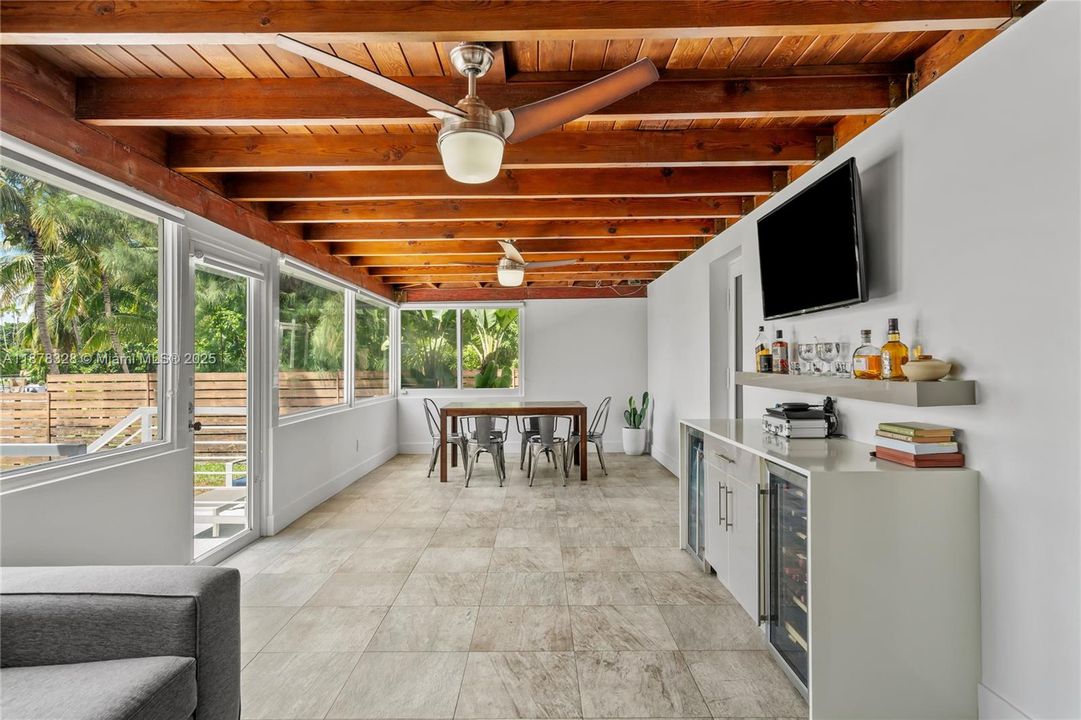 En Venta: $1,295,000 (3 camas, 2 baños, 1869 Pies cuadrados)