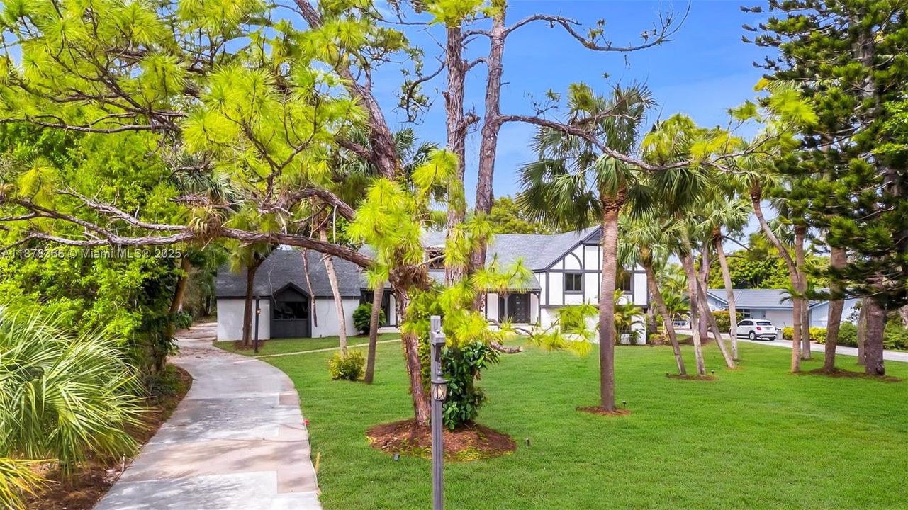 出租: $12,000 (4 贝兹, 3 浴室, 3213 平方英尺)