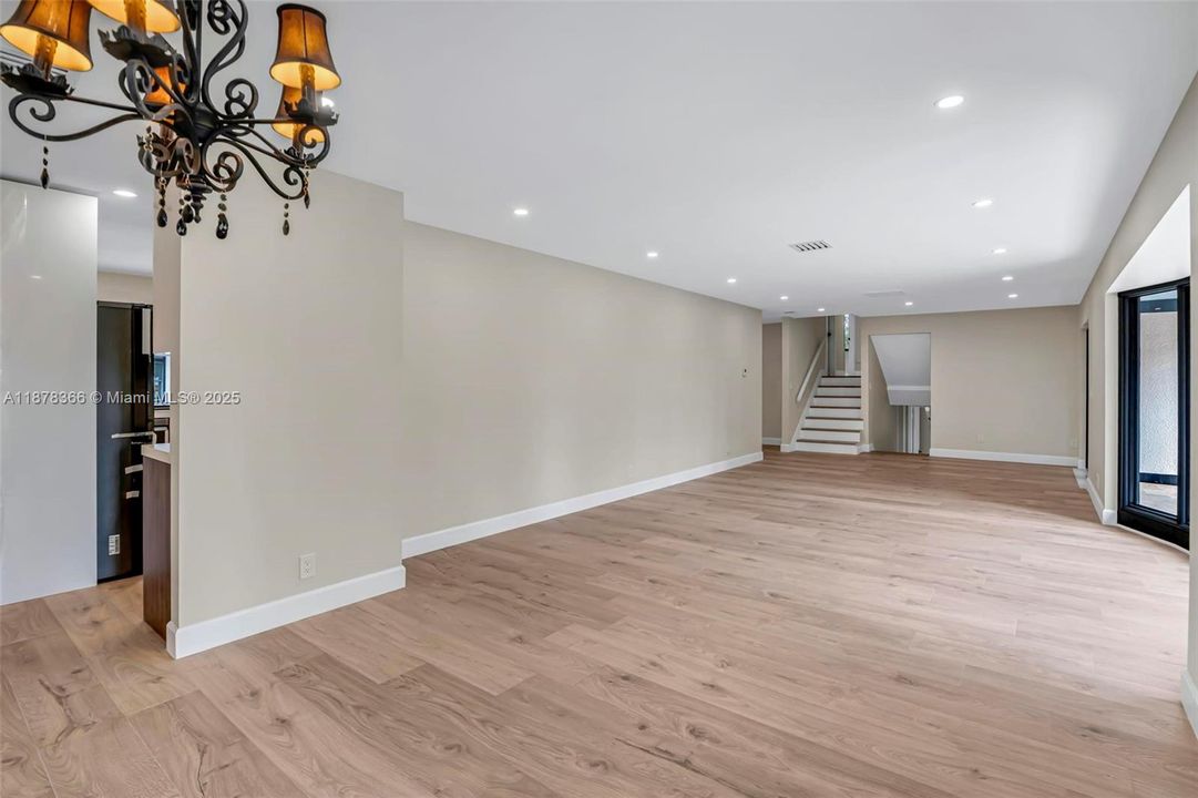 出租: $12,000 (4 贝兹, 3 浴室, 3213 平方英尺)