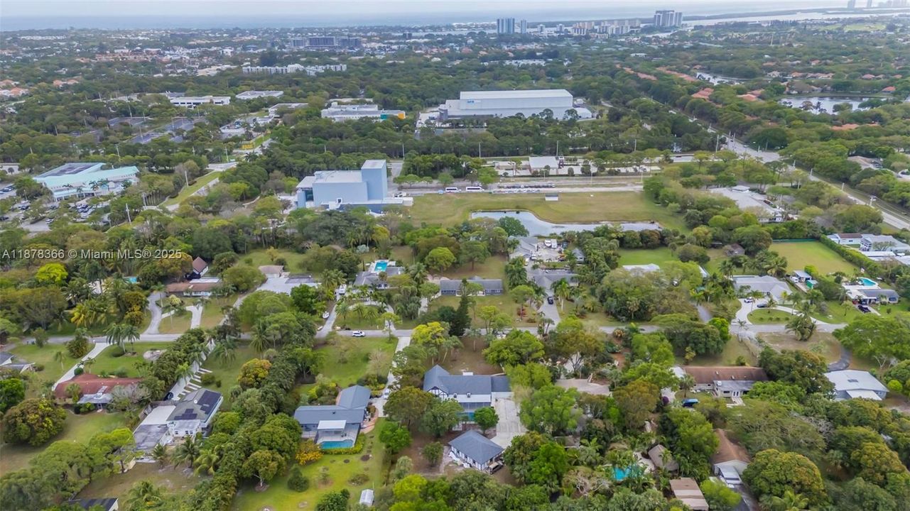 出租: $12,000 (4 贝兹, 3 浴室, 3213 平方英尺)