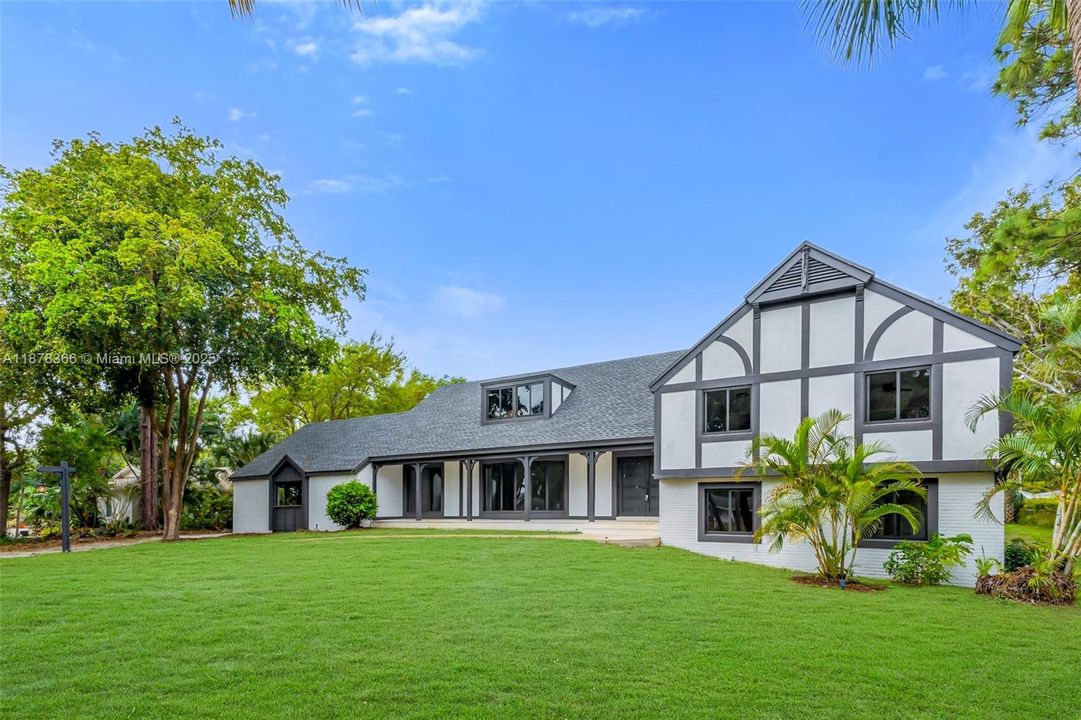 出租: $12,000 (4 贝兹, 3 浴室, 3213 平方英尺)