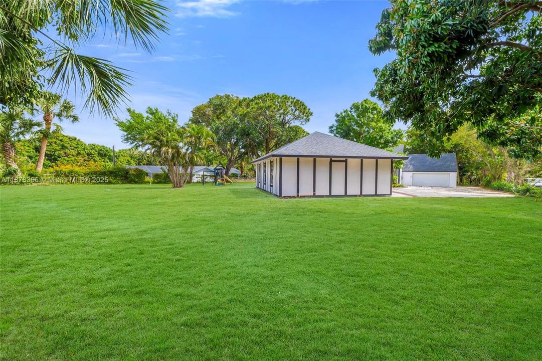 出租: $12,000 (4 贝兹, 3 浴室, 3213 平方英尺)