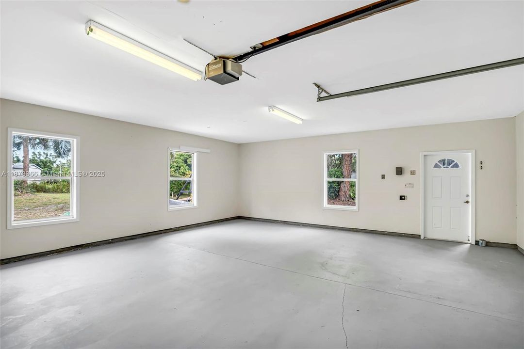 出租: $12,000 (4 贝兹, 3 浴室, 3213 平方英尺)