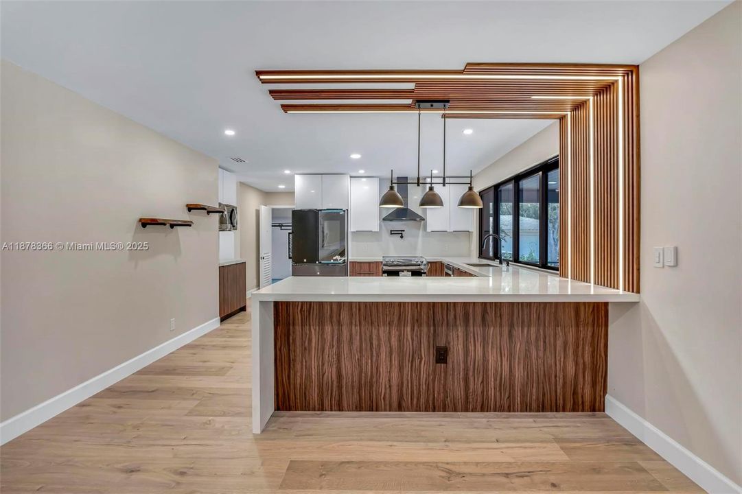 出租: $12,000 (4 贝兹, 3 浴室, 3213 平方英尺)