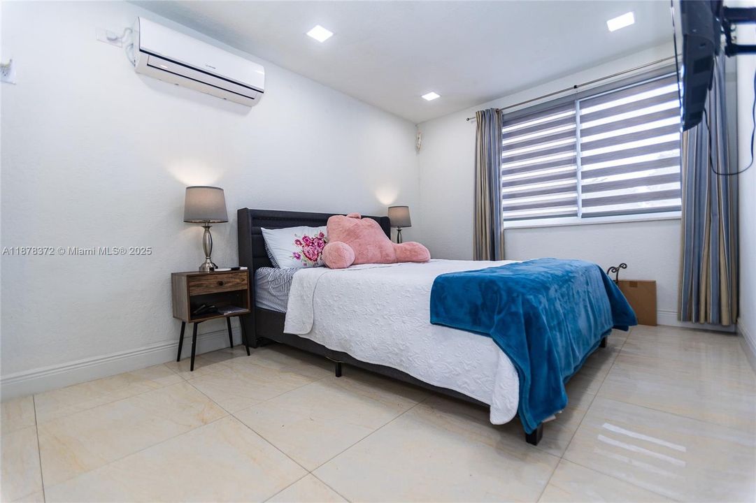 На продажу: $749,999 (4 спален, 2 ванн, 2050 Квадратных фут)