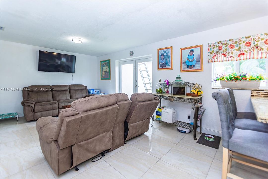 На продажу: $749,999 (4 спален, 2 ванн, 2050 Квадратных фут)