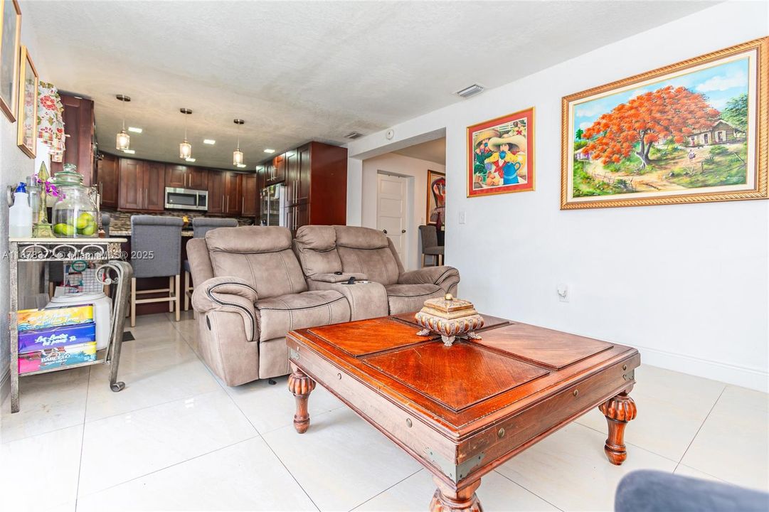 На продажу: $749,999 (4 спален, 2 ванн, 2050 Квадратных фут)