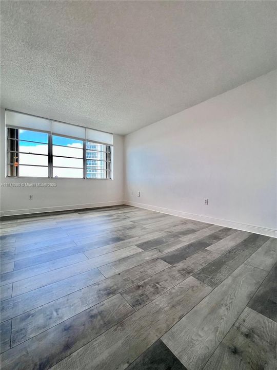 For Sale: $284,990 (1 beds, 1 baths, 940 Square Feet)