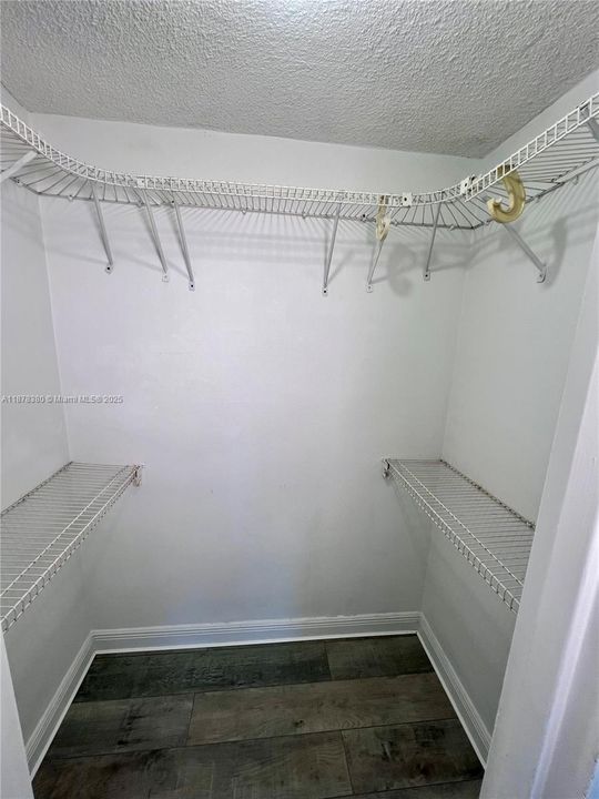For Sale: $284,990 (1 beds, 1 baths, 940 Square Feet)