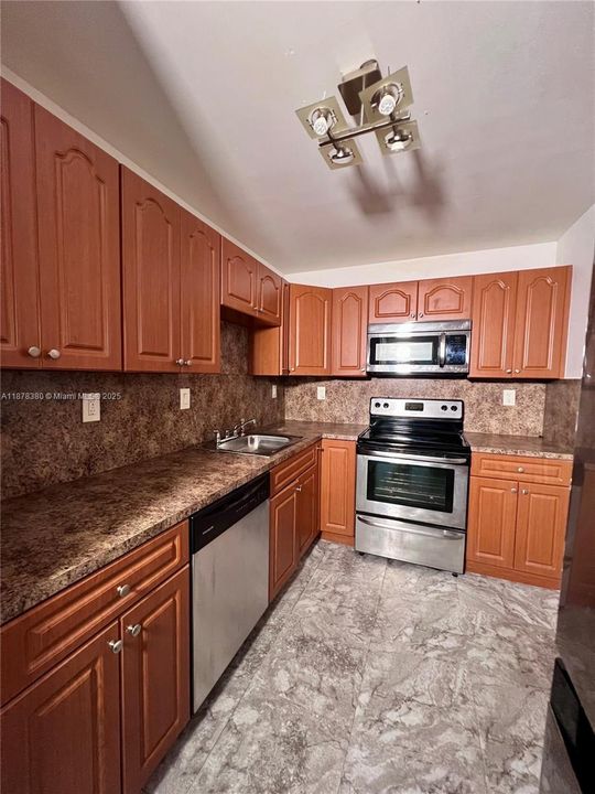 For Sale: $284,990 (1 beds, 1 baths, 940 Square Feet)
