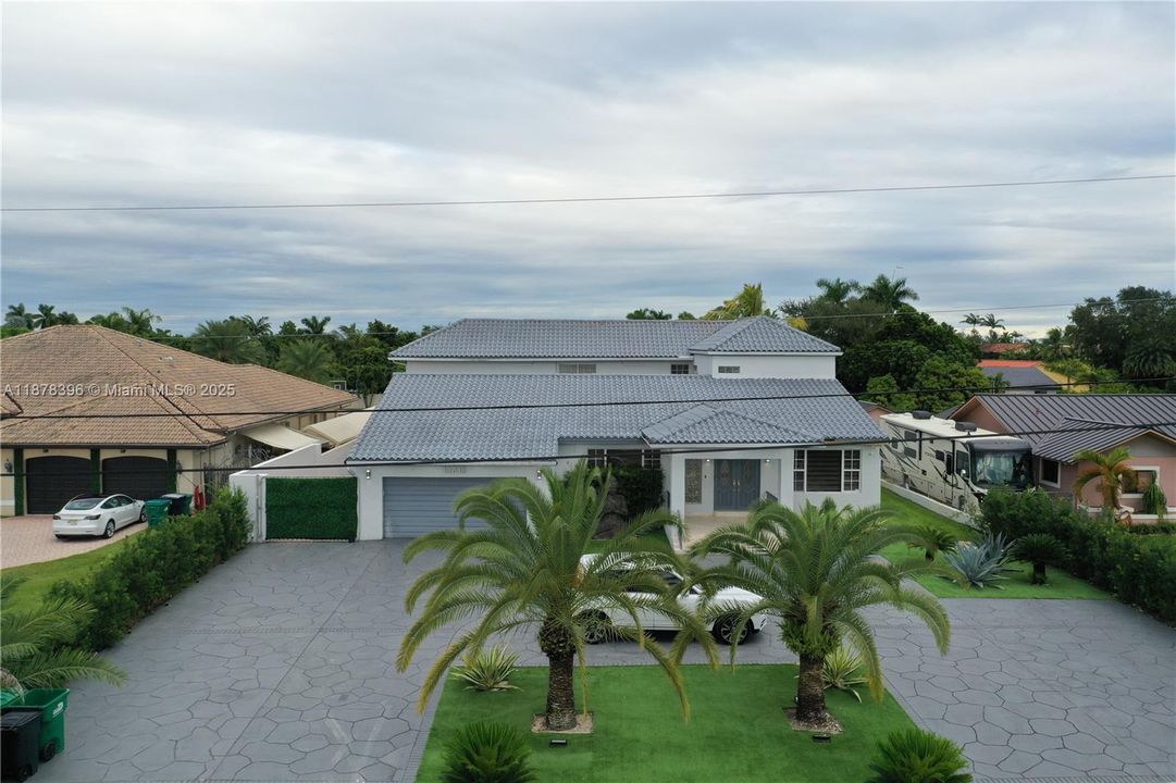 Activo con contrato: $3,988,000 (4 camas, 3 baños, 4242 Pies cuadrados)