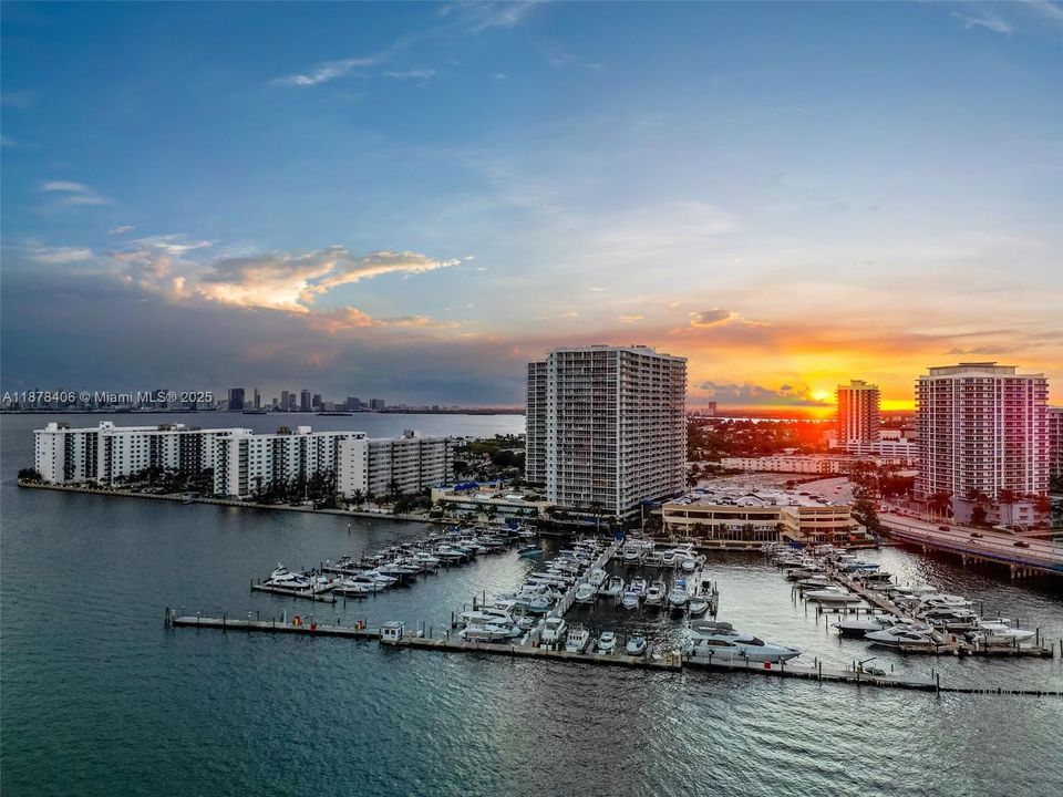 待售: $499,000 (2 贝兹, 2 浴室, 1030 平方英尺)