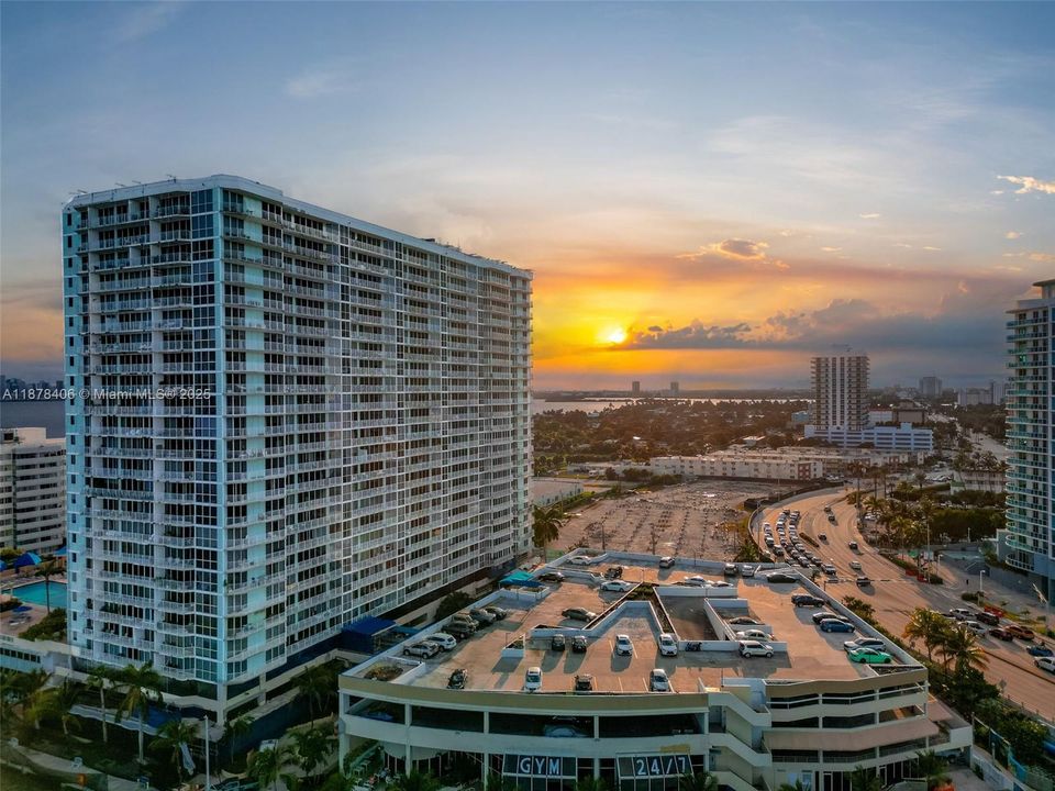 待售: $499,000 (2 贝兹, 2 浴室, 1030 平方英尺)