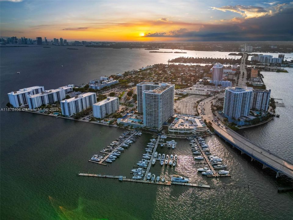 待售: $499,000 (2 贝兹, 2 浴室, 1030 平方英尺)