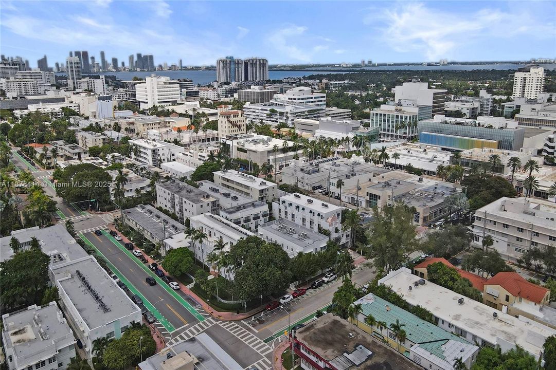 2 Minutes to the Venetian Causeway.