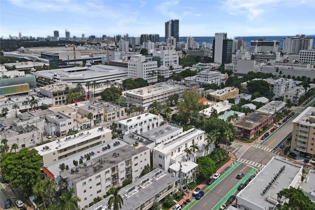 1 Block from Lincoln Ave Shops and Restaurants.